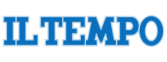 Logo blu con la scritta IL TEMPO in caratteri serif maiuscoli su sfondo grigio.