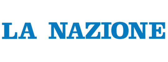 Logo di La Nazione con scritta blu in caratteri serif su sfondo grigio.