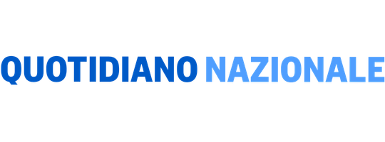 Logo di Quotidiano Nazionale con scritta in blu su sfondo grigio